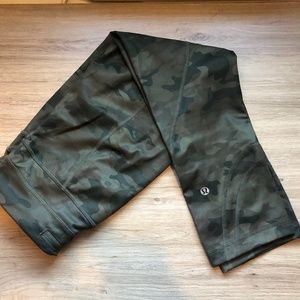 Lululemon camo crops. Sz 6